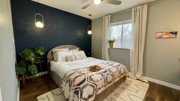 1 bedroom, desk, WiFi, bed sheets