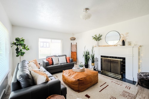 The Cache Cottage ~ 5 BDR, 2.5 Bath SAUNA USU Logan Canyon SKITHEBEAV Bear Lake