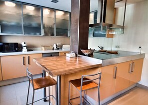 Een koelkast, een microgolfoven, een oven, een kookplaat