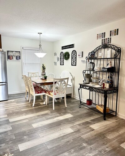 3-5 mins from Goose Pond boat ramps, clean, inviting and many 5 star reviews! 