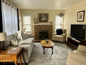 Smart TV, libros y oficina 