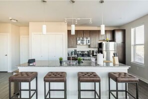 Kjøleskap, ovn, kokeplater og oppvaskmaskin