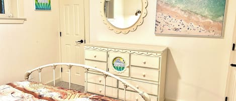 4 chambres, fer et planche à repasser, lit de bébé portatif