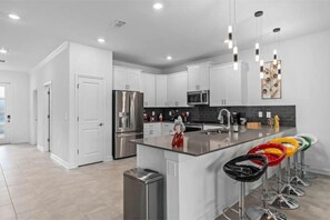 Kylskåp, mikrovågsugn, ugn och spishäll