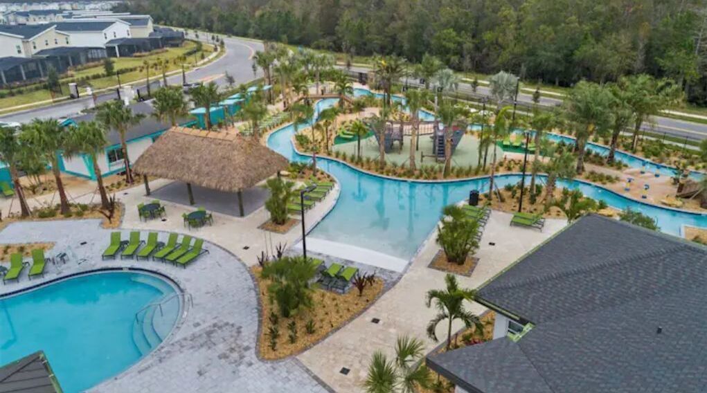 Una piscina al aire libre, una piscina climatizada