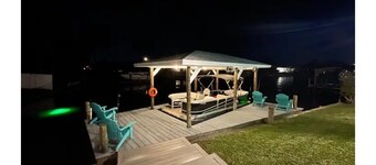 Tiki Key- Waterfront Tiki Hut and Hot Tub