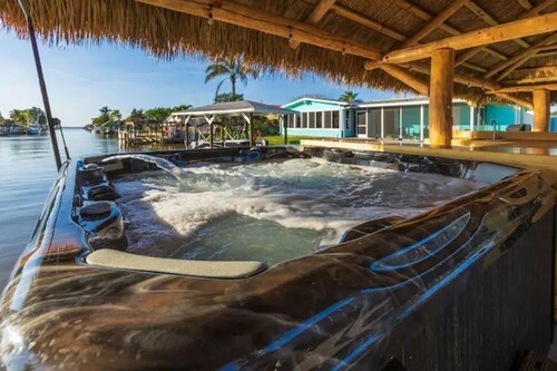 Tiki Key- Waterfront Tiki Hut and Hot Tub