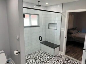 Regadera, secadora de cabello, toallas, jabón 