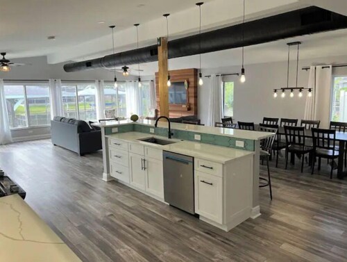 Tiki Key- Waterfront Tiki Hut and Hot Tub