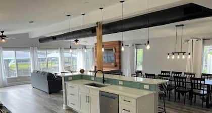 Tiki Key- Waterfront Tiki Hut and Hot Tub