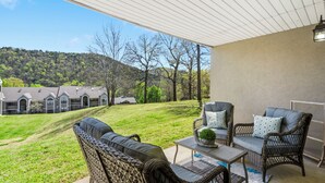 Terrace/patio - Nonnie's Nest -     Peaceful Walk-In Condo Near Lake Taneyco (Branson)