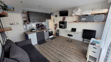 TV connectée, jeux vidéo, table de tennis de table, livres