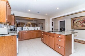 Fridge, microwave, oven, stovetop - 3 BR, 2 Baths, Pets & family friendly, Historical safe home + 5 miles downtown (San Antonio)