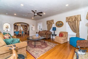 Smart TV, streaming services - 3 BR, 2 Baths, Pets & family friendly, Historical safe home + 5 miles downtown (San Antonio)