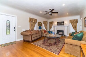 Smart TV, streaming services - 3 BR, 2 Baths, Pets & family friendly, Historical safe home + 5 miles downtown (San Antonio)