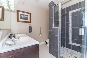 Een douche, een haardroger, handdoeken, zeep