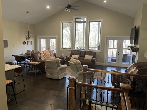SPACIOUS 5/3 SCREENED PORCH AND PATIO, LAKE VIEW
