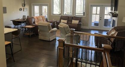 SPACIOUS 5/3 SCREENED PORCH AND PATIO, LAKE VIEW