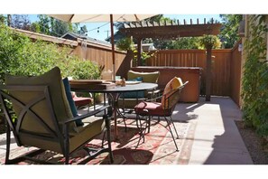 Outdoor dining - Northend Bungalow in Historical District (Boise)