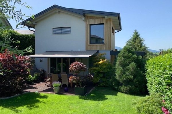 Blick aus dem Garten zum Haus
