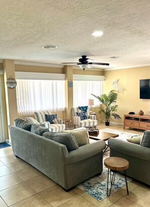 Smart TV, fireplace