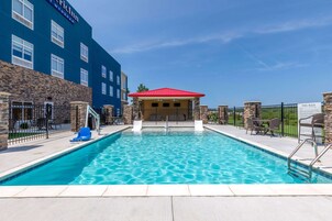 Una piscina al aire libre de temporada
