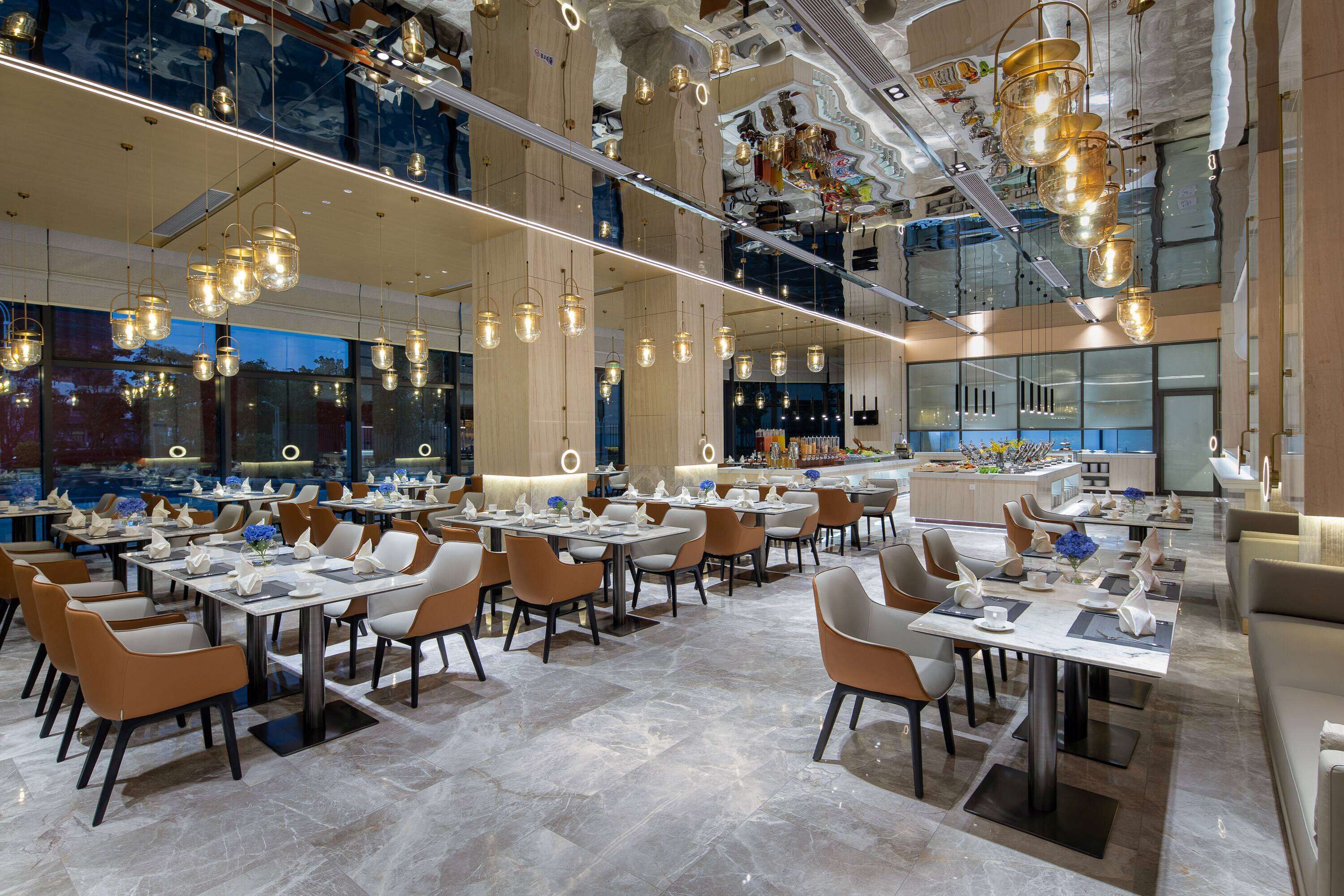 3 restaurants, serveren ontbijt, lunch, diner, lokale gerechten