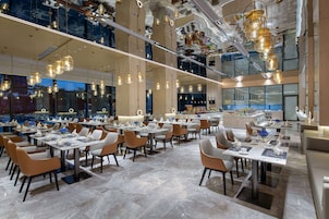 3 restaurantes; se sirve desayuno, almuerzo y cena; cocina local