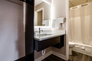 Duschwanne, kostenlose Toilettenartikel, Haartrockner, Handtücher