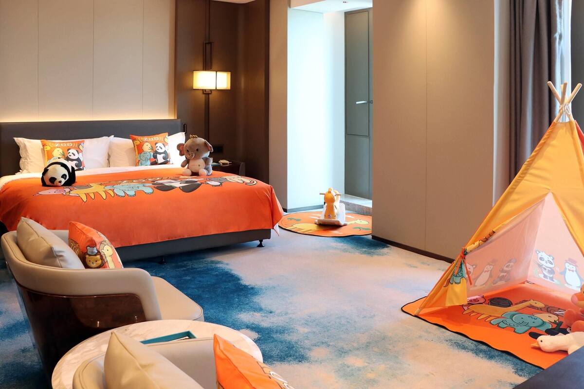 Selimut bulu angsa, minibar, brankas, dan meja kerja