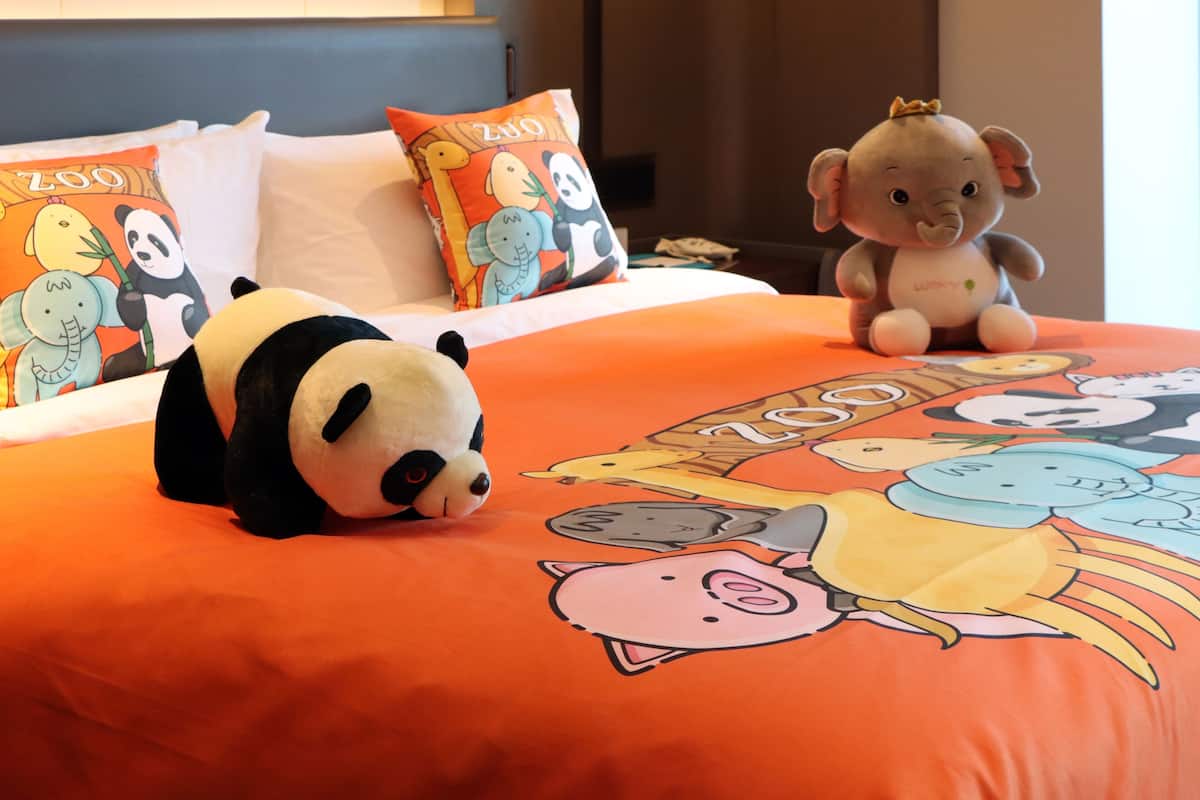 One King Bed, Animal Kingdom-Themed, Family Room