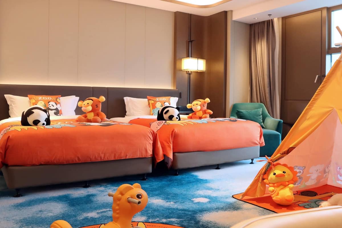 ํจ๋ฐ๋ฆฌ๋ฃธ, ์ฑ๊ธ์นจ๋ 2๊ฐ (Animal-Themed) | 1 ๊ฐ์ ์นจ์ค, ์ค๋ฆฌ/๊ฑฐ์ํธ ์ด๋ถ, ๋ฏธ๋๋ฐ, ๊ฐ์ค ๋ด ๊ธ๊ณ