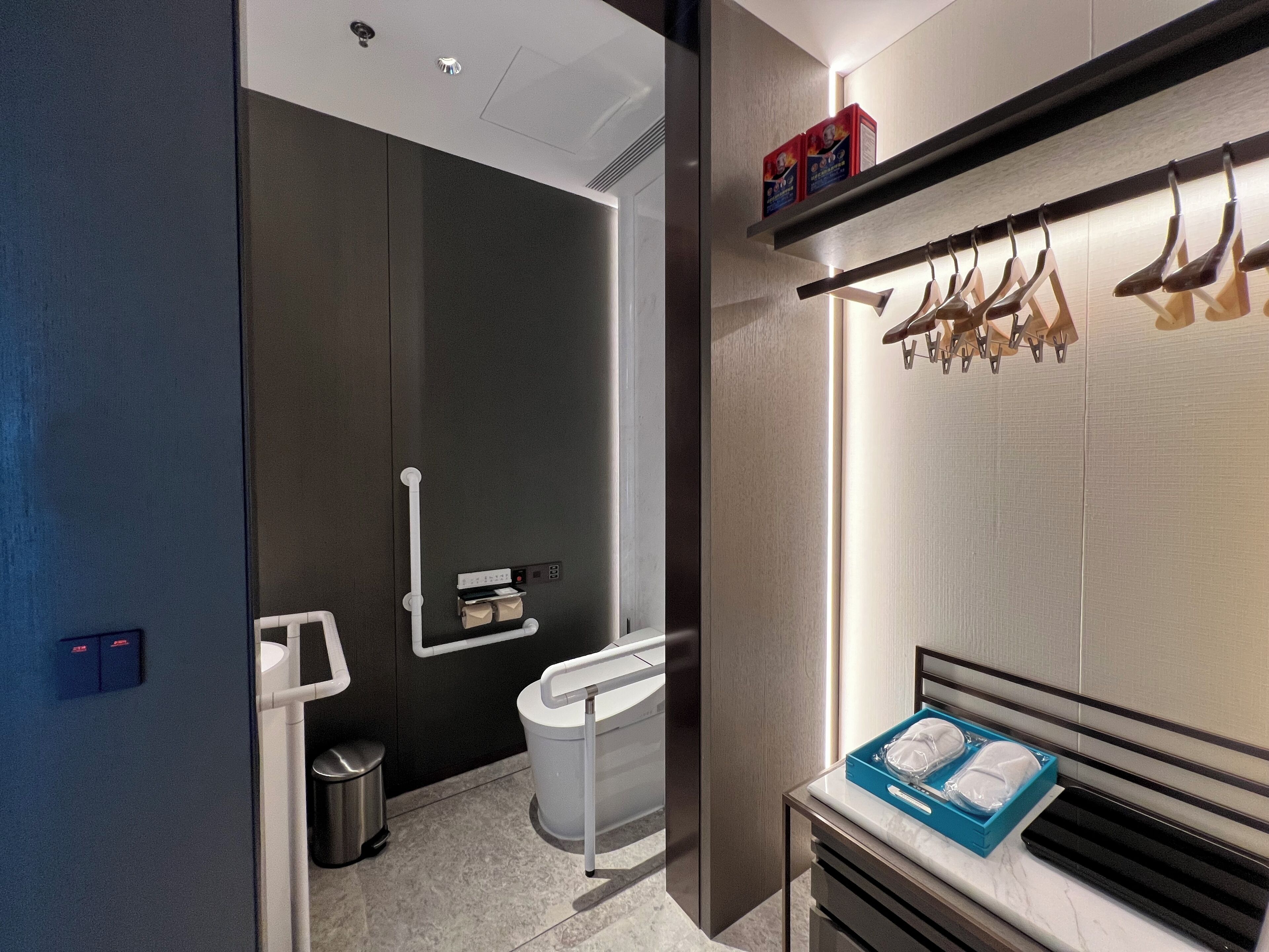 Cubrecamas, minibar, caja de seguridad en la habitación y escritorio 