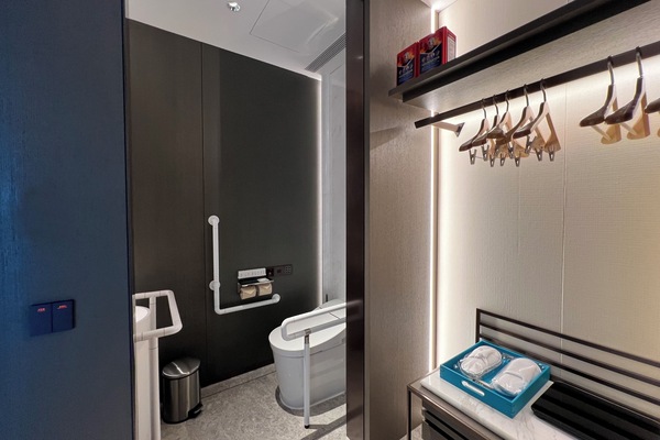 Cubrecamas, minibar, caja de seguridad en la habitación y escritorio