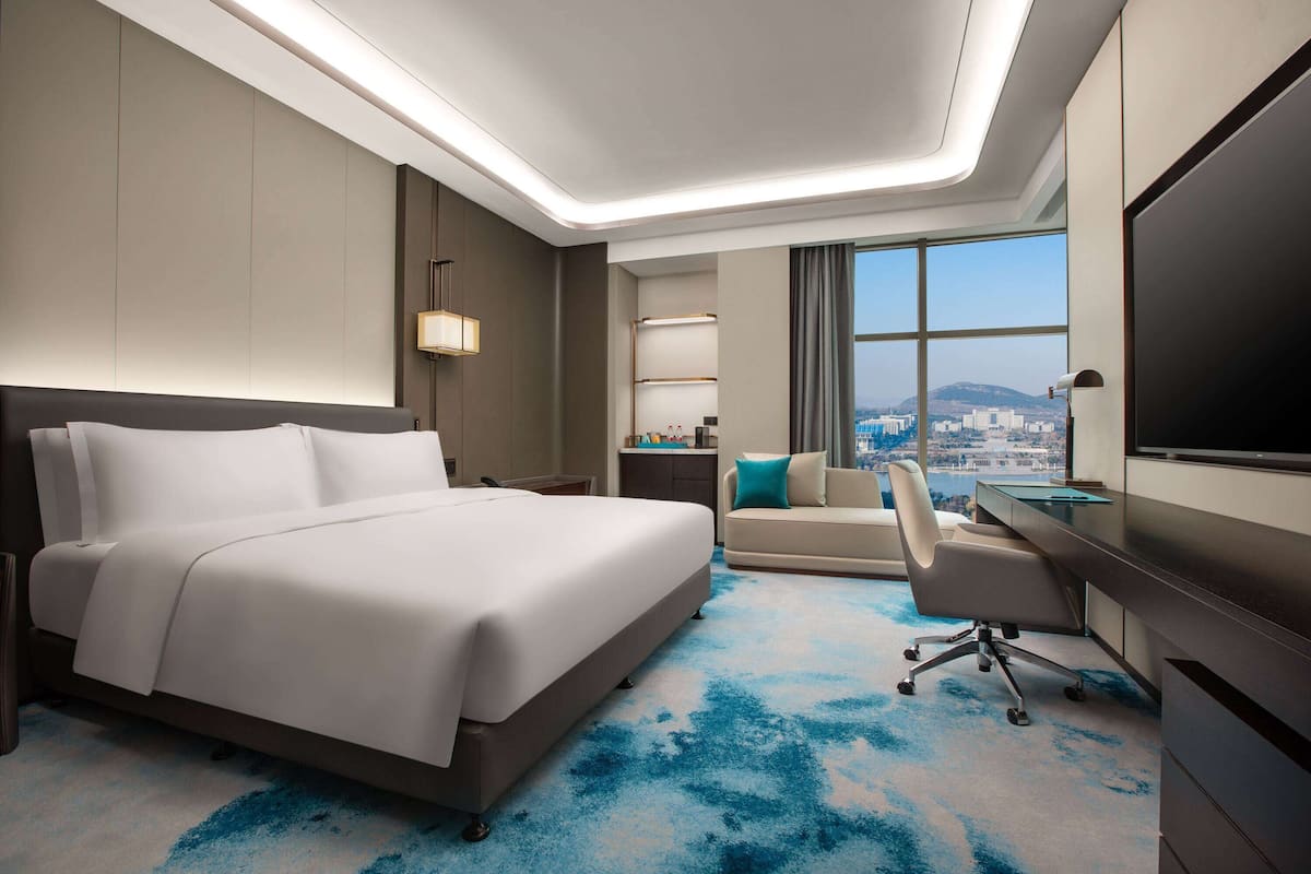 Kamar Deluks, 1 Tempat Tidur King, pemandangan danau | Selimut bulu angsa, minibar, brankas, dan meja kerja