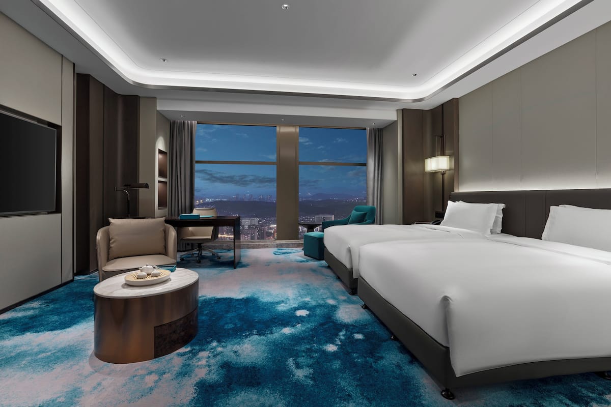 Selimut bulu angsa, minibar, brankas, dan meja kerja