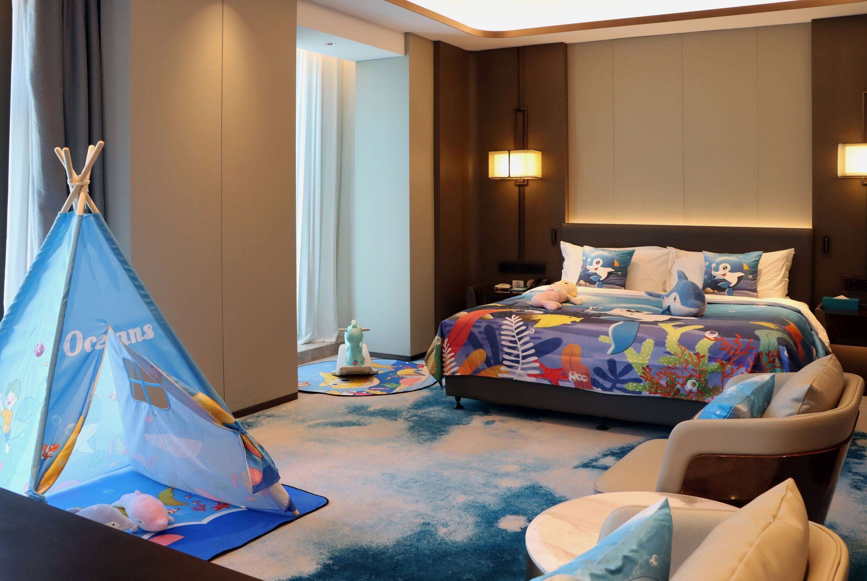 Family Room, 1 King Bed (Ocean Themed) | Down comforters, minibar, in-room safe, desk