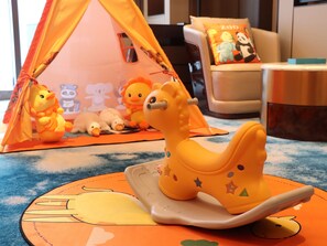 Perhehuone, 2 yhden hengen sänkyä (Animal-Themed) | Untuvapeitot, minibaari, tallelokero huoneessa, työpöytä