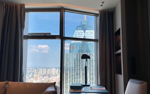 Premier King Room | Down comforters, minibar, in-room safe, desk - Wyndham Grand Zaozhuang (Zaozhuang)