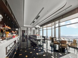 Daily buffet breakfast (CNY 138 per person)