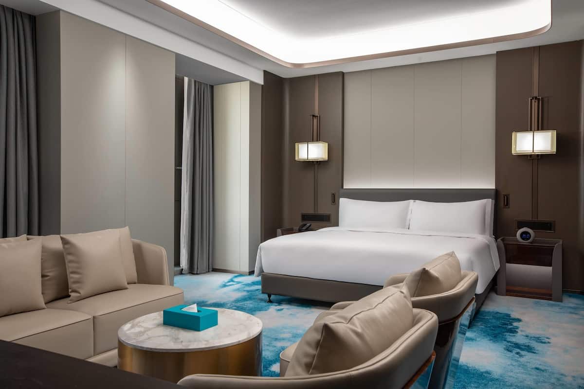 Selimut bulu angsa, minibar, brankas, dan meja kerja