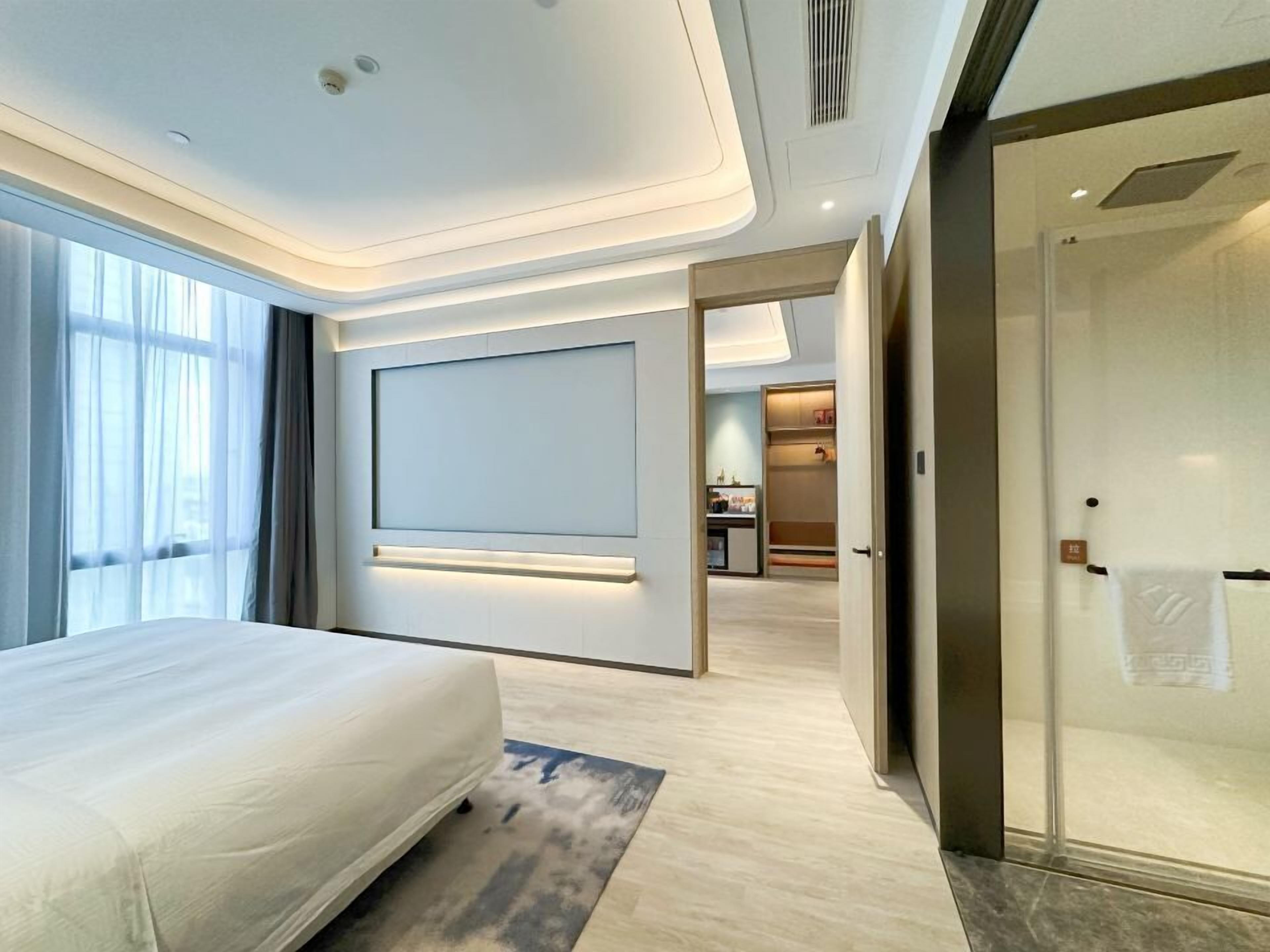 Superior Suite, 1 King Bed, Non Smoking | Premium bedding, minibar, in-room safe, laptop workspace