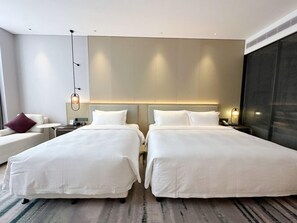 Premium bedding, minibar, in-room safe, laptop workspace - Wyndham Handan Congtai (Handan)
