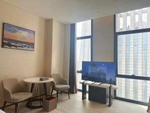 Room, 1 King Bed, Accessible, Non Smoking | Living area - Wyndham Handan Congtai (Handan)