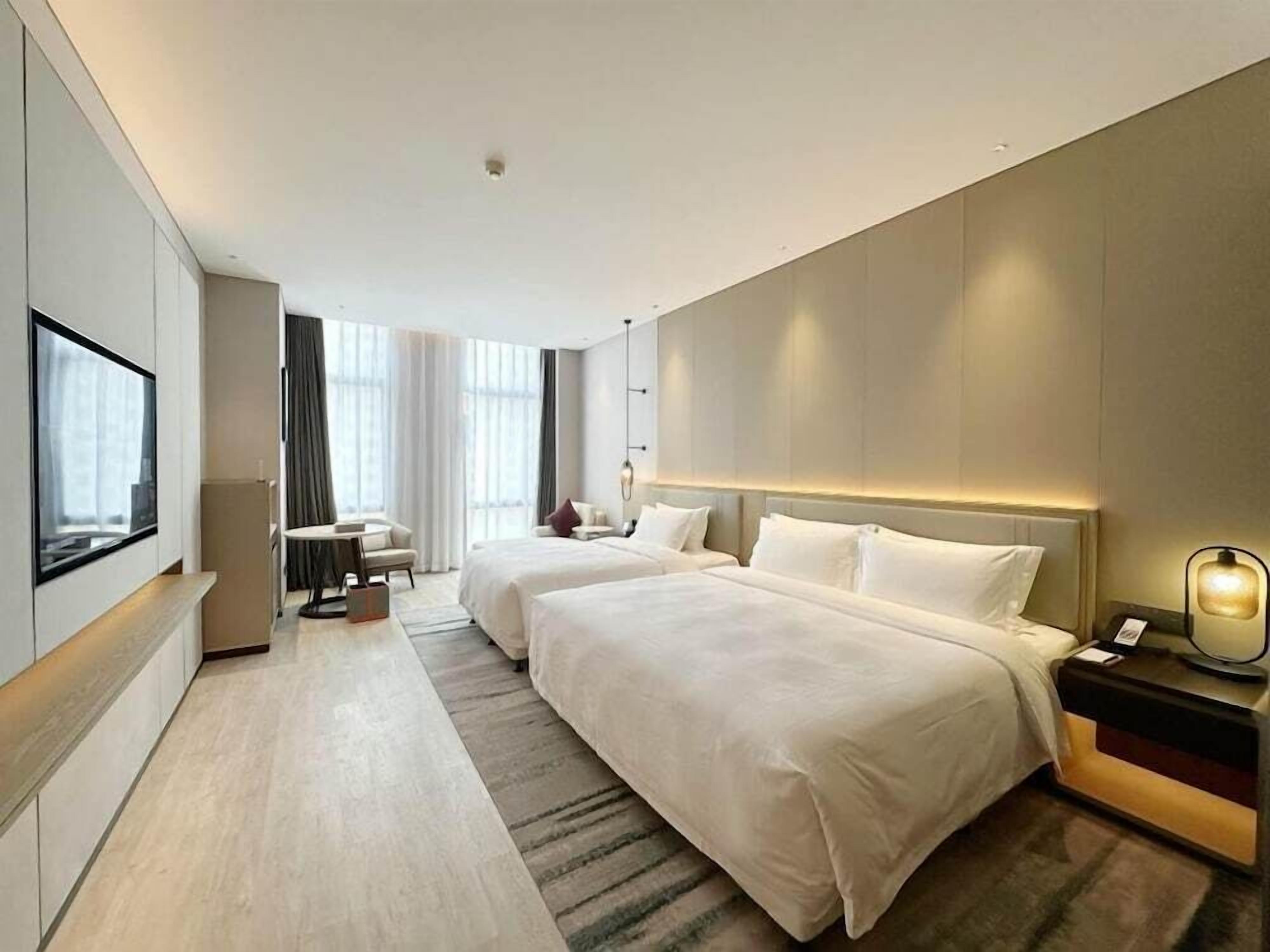 高档床上用品、迷你吧、客房内保险箱、笔记本电脑工作区