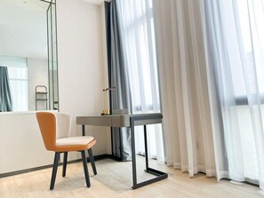 Deluxe Suite, 1 King Bed, Non Smoking | Premium bedding, minibar, in-room safe, laptop workspace - Wyndham Handan Congtai (Handan)