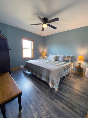 2 bedrooms, free WiFi, bed sheets, wheelchair access - 2 Bedrooms with a King Bed, 1 Bath across from the Visitor Center (Benezette)