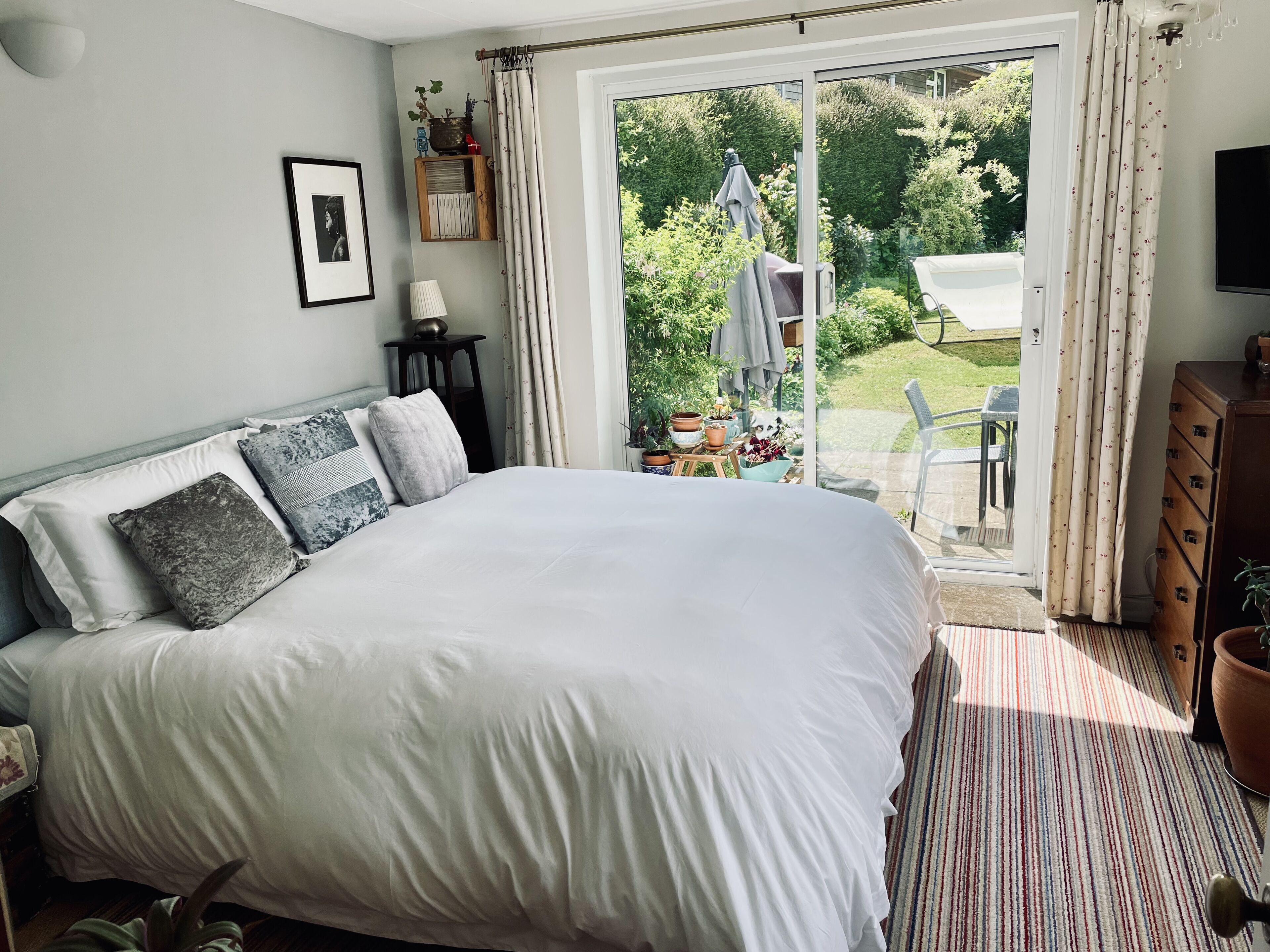 4 عدّة غرف نوم وواي فاي وملاءات أسرّة