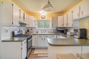 Fridge, microwave, oven, stovetop - Spacious Cottage- walk Downtown- Boat Charter! (Boyne City)