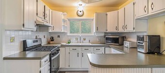 Spacious Cottage- walk Downtown- Boat Charter!